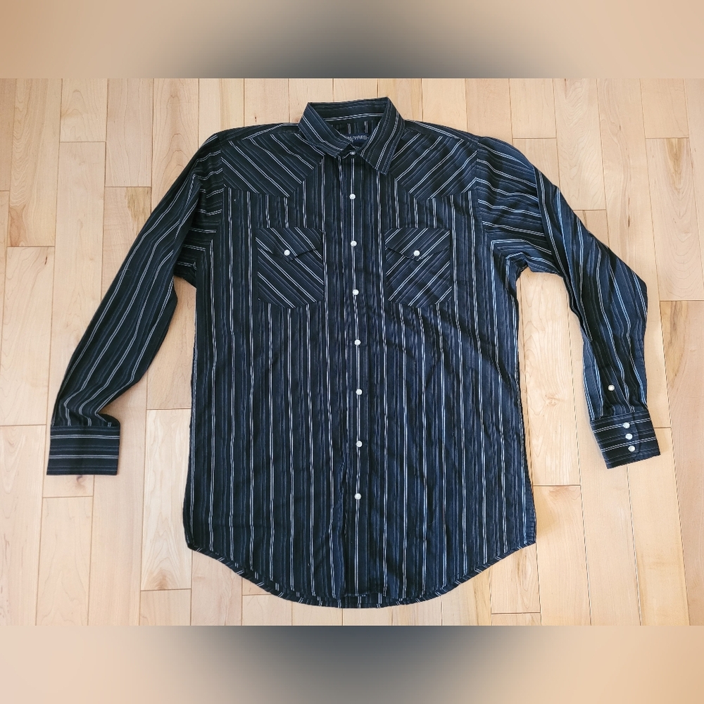 MWG Apparel men's size LT long sleeve snap up shirt